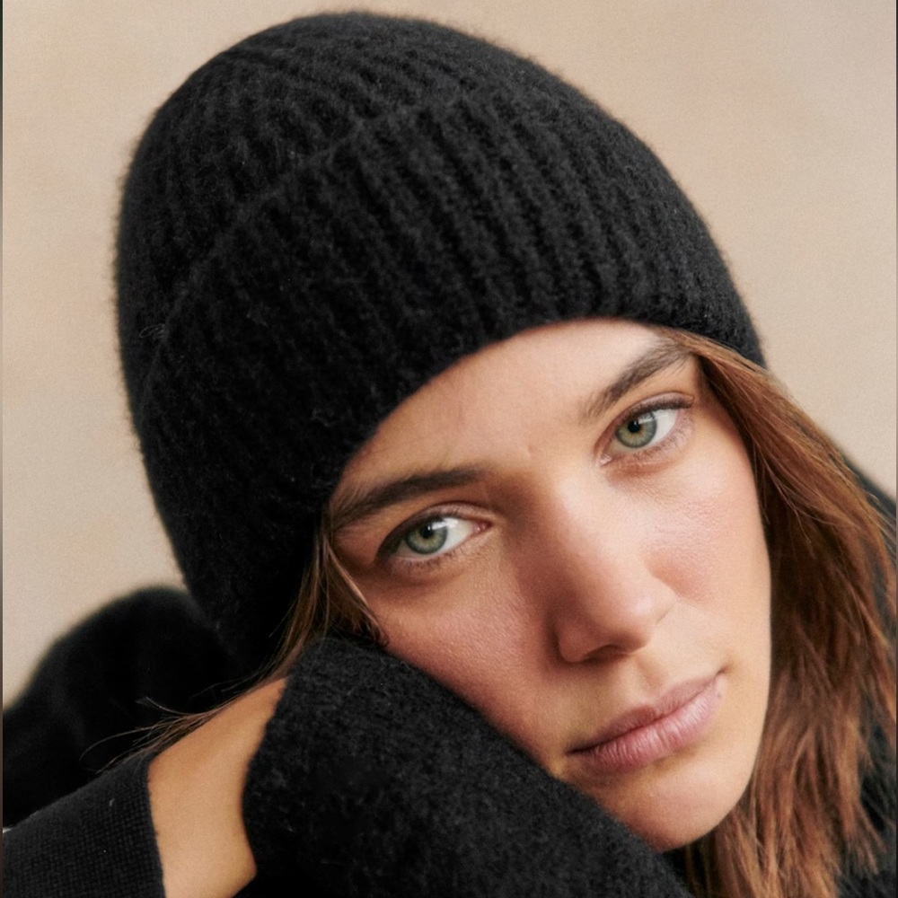 Paul Beanie in Black

Classic style! Only worn a few times. No flaws! Very warm